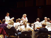 Eva Magnusson, sopran och Helen Grönberg, dirigent under repetition med Arosorkestern i Västerås Konserthus.