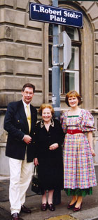 Einzi Stolz tillsammans med Eva och Bo Magnusson.