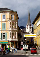 Bad Ischl. Pfarrgasse med Pfarrkirche i bakgrunden.