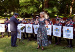 Karlbergs Musikkr under ledning av Jan-Erik Thylander och med Eva Magnusson som sngsolist vid konsert i Slottsparken p Karlberg den 16 juni 2007.