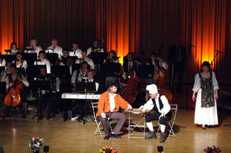 Harald Nygren, Peter Strandberg och Eva Magnusson med delar av Arosorkestern i bakgrunden vid uruppfrandet av Tyrolerprinsessan den 12 maj 2008.