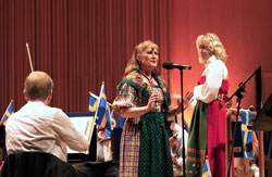 Eva Magnusson, sopran och Helen Grnberg, dirigent vid Nationaldagskonsert i Vsters Konserthus den 6 juni 2010.