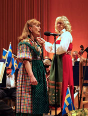 Eva Magnusson, sopran och Helen Grnberg, dirigent vid Nationaldagskonsert i Vsters Konserthus den 6 juni 2010.